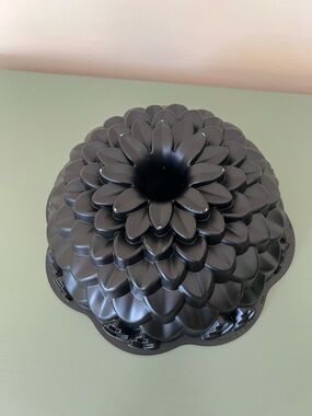 Nordic Ware Chrysanthemum Bundt Cake Pan Mold 10 Cup Baking USA Made